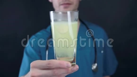 医生滴丸维生素片入杯水疗治愈理念视频的预览图