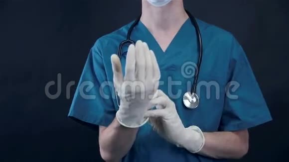 男医生辛苦工作后摘下手套视频的预览图