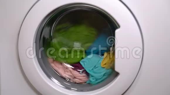 洗衣机正在洗衣服视频的预览图
