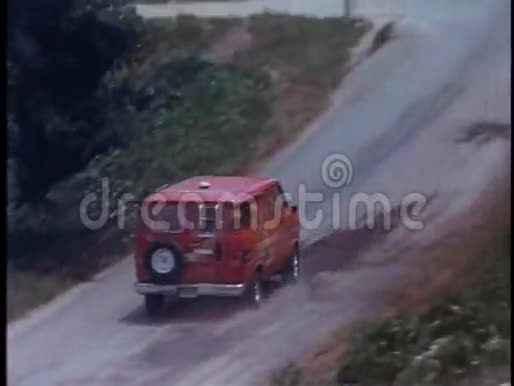 警车在乡间道路上追逐红色货车的高角度视角视频的预览图