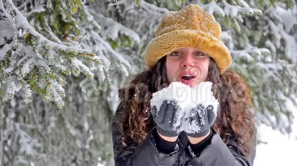 迷人的少年在镜头下吹雪视频的预览图