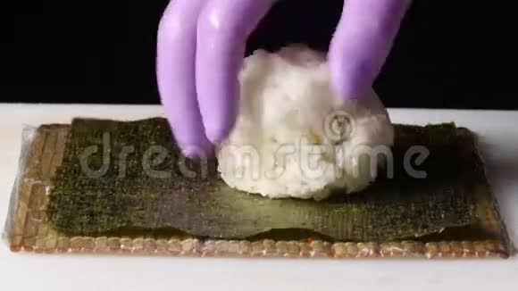 厨师在诺里纸上塑造米饭关门视频的预览图