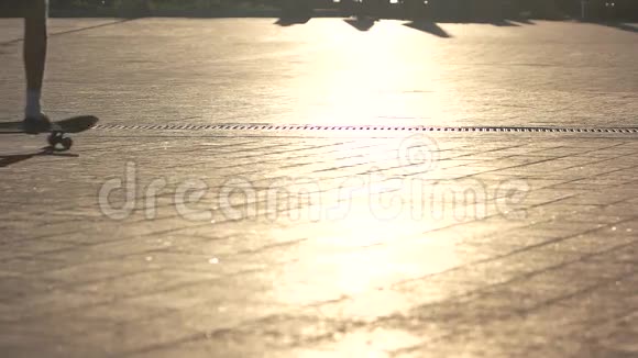 腿骑滑板视频的预览图