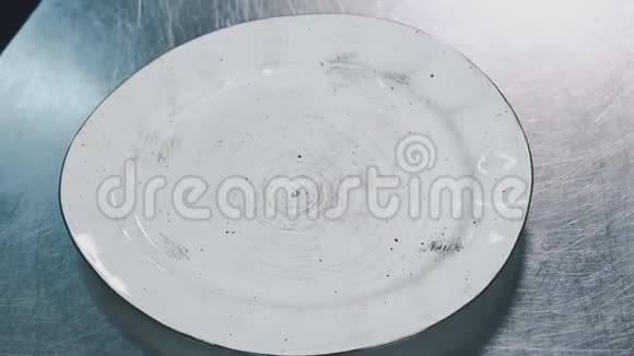有酱汁和木桩的盘子站在桌子旁厨师用蔬菜装饰木桩视频的预览图