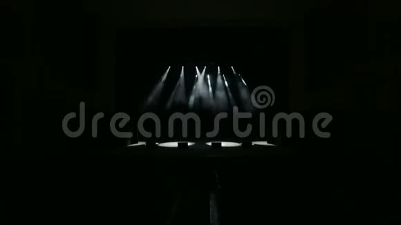 白色舞台灯光在黑暗中作用视频的预览图