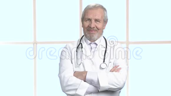 男性胡须医生背景模糊视频的预览图