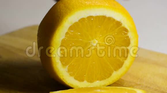 鲜亮多汁的橘子烹饪视频的预览图