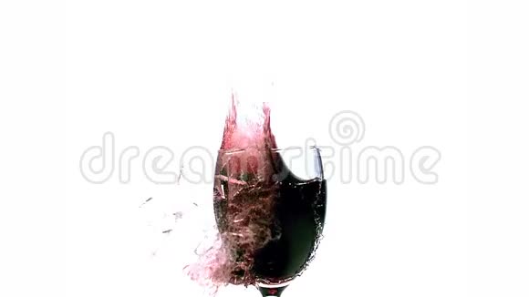 一杯红酒在白色背景下爆炸和飞溅视频的预览图