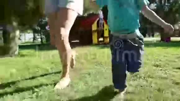 母子俩光着脚在草地上奔跑视频的预览图