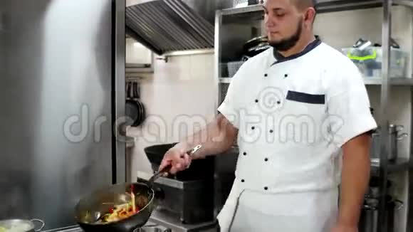 厨师煎餐准备在平底锅在酒店或餐厅厨房弗拉姆贝风格佐塞潘在烹饪过程中着火视频的预览图