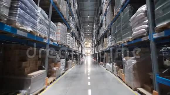 很大的工厂仓库商店艾尔斯相机在一家大商店里视频的预览图