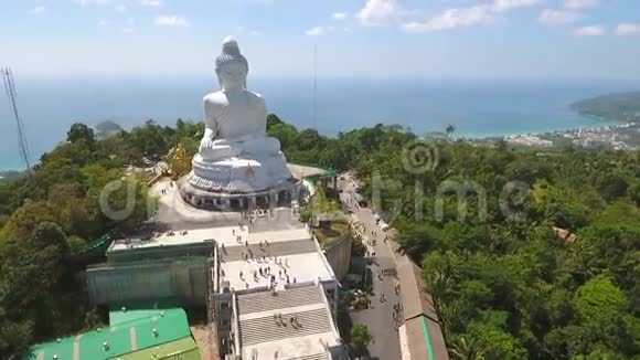 大佛白色大理石雕像高清空中拍摄泰国普吉岛有佛教博物馆的流行旅游广场视频的预览图