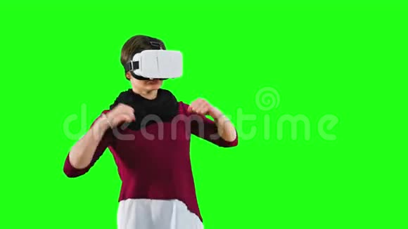 女子拳击与VR耳机视频的预览图