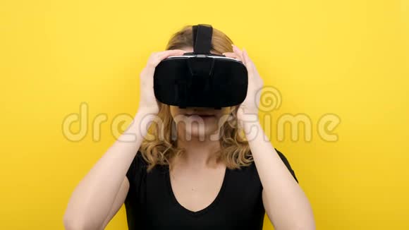 年轻美女戴着虚拟现实耳机视频的预览图