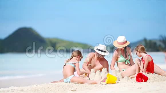 家庭制作沙堡享受热带白色海滩度假视频的预览图