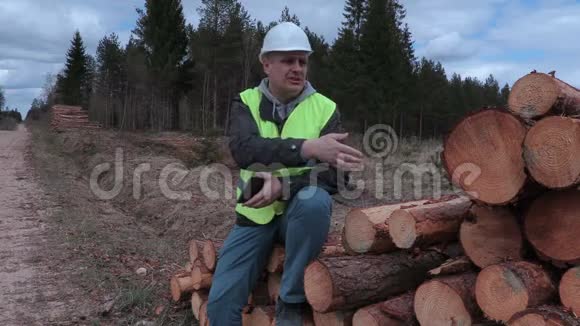 伐木工坐在木桩上聊天视频的预览图