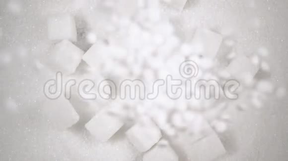 糖代品落在糖上动作缓慢俯视视频的预览图