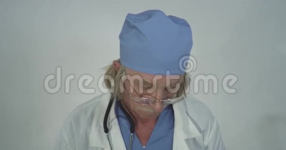 一位严肃的高级男性医生的画像视频的预览图