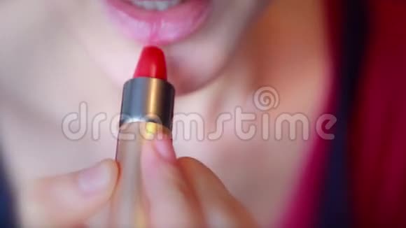女人用红唇膏视频的预览图
