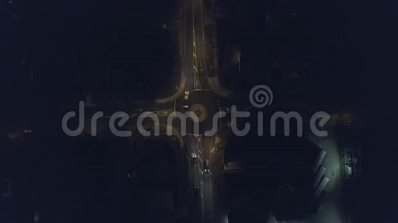 空中夜间环形交叉俯视4k视频的预览图