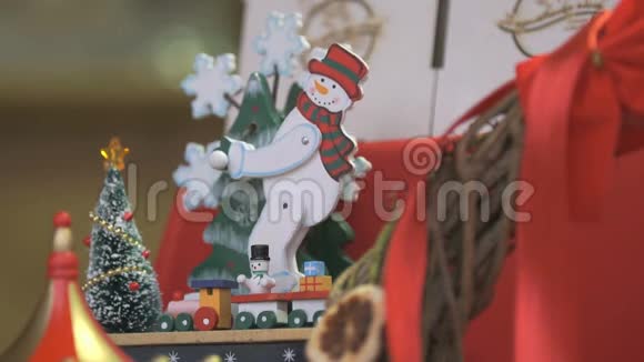 圣诞玩具雪人旋转雪花视频的预览图