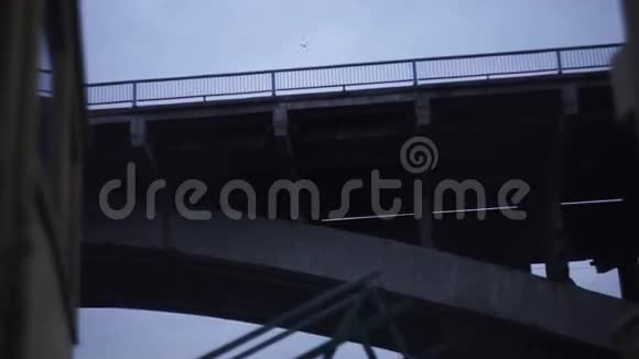 黄昏时船上的桥景视频的预览图