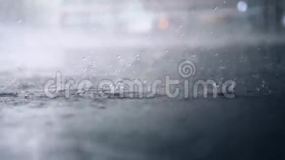外面在下雨雨滴在水坑里破了慢动作近点视频的预览图