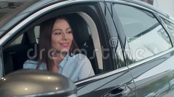 销售经理把钥匙交给坐在车里的女孩视频的预览图
