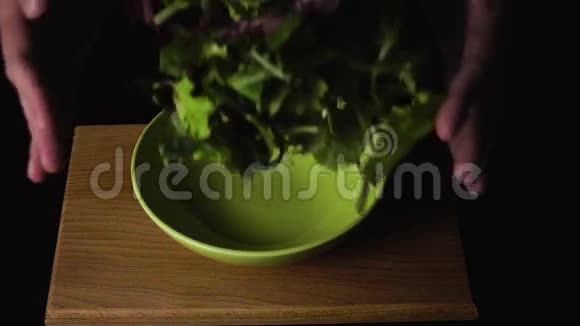 生菜叶子掉在盘子上慢节奏视频的预览图