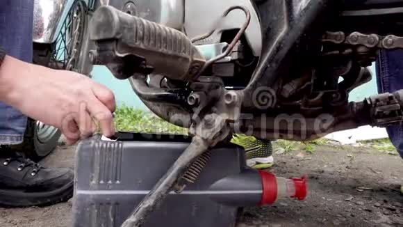 驱动拧开螺栓的moto换油视频的预览图
