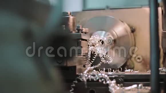 机器和金属刨花视频的预览图