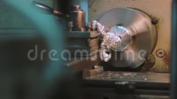 机器和金属刨花视频的预览图