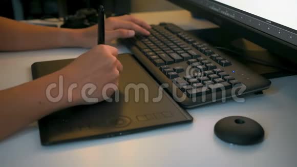 数字艺术家在电脑前画平板视频的预览图