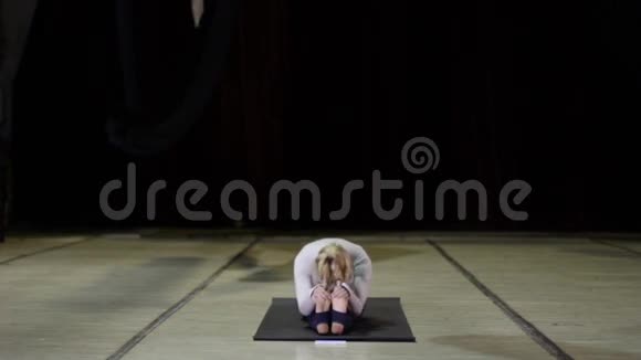 年轻女子练习瑜伽肘部运动视频的预览图