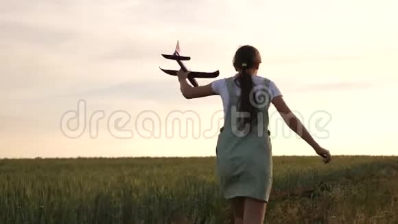 快乐女孩带着玩具飞机在麦田里奔跑孩子们玩玩具飞机少年梦想飞翔成为一名视频的预览图