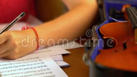 女孩在音乐册中作曲视频的预览图
