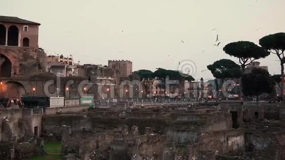 一个壮观的鼓舞人心的夜景横跨古罗马中心意大利视频的预览图