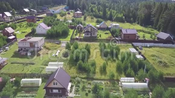 森林中村庄的俯视图剪辑村舍里有人来散步乡村生活与现代别墅视频的预览图