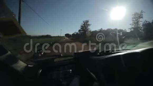 从汽车内部透过挡风玻璃观看汽车正穿过非洲的村庄视频的预览图