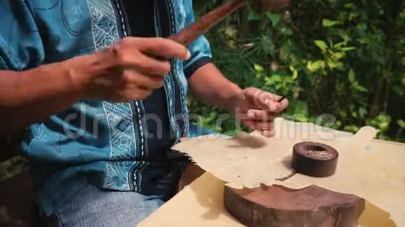 皮木偶制造商在雅加达印度尼西亚视频的预览图