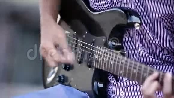 男子手吉他手弹吉他室外特写视频的预览图