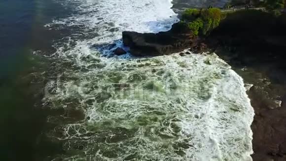 乌卢瓦图寺附近海岸线的鸟瞰图视频的预览图