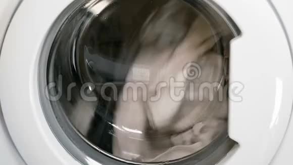 洗衣机正在洗衣服视频的预览图