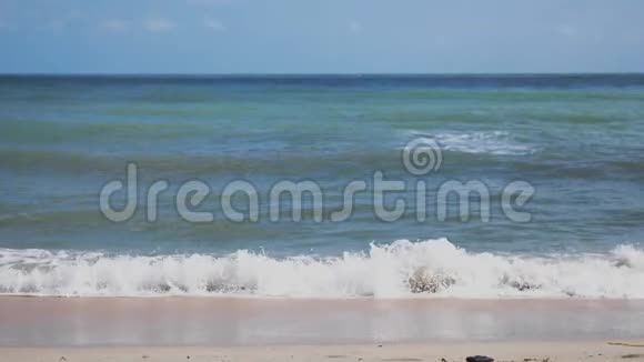 在苏梅岛的热带海滩上溅起大海慢动作3840x2160视频的预览图