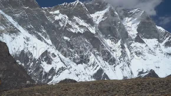 背着背包的人爬上喜马拉雅山的山坡视频的预览图
