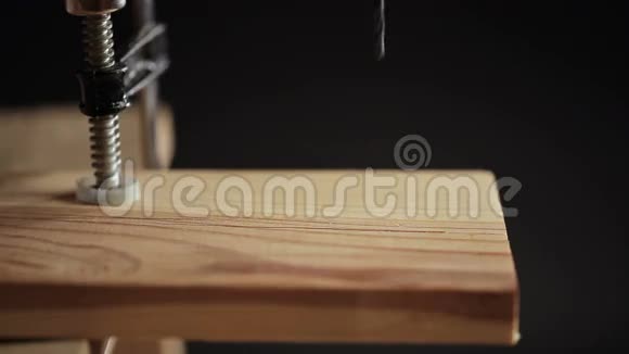 在木板上钻一个洞视频的预览图
