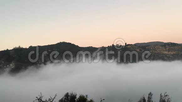 加州风景自然背景慢慢地在山上填充云福克视频的预览图