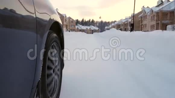 冬天路上的汽车车轮视频的预览图