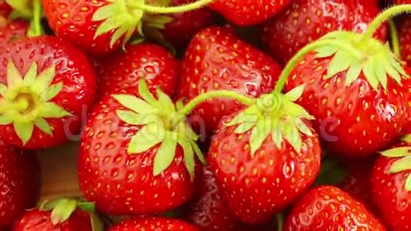 红色草莓旋转视频的预览图