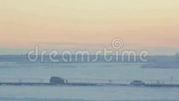 北极地区乡村公路上的两辆汽车视频的预览图